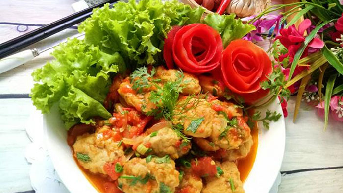 Thưởng thức hương vị quốc dân với chả cá nhạc sốt cà chua