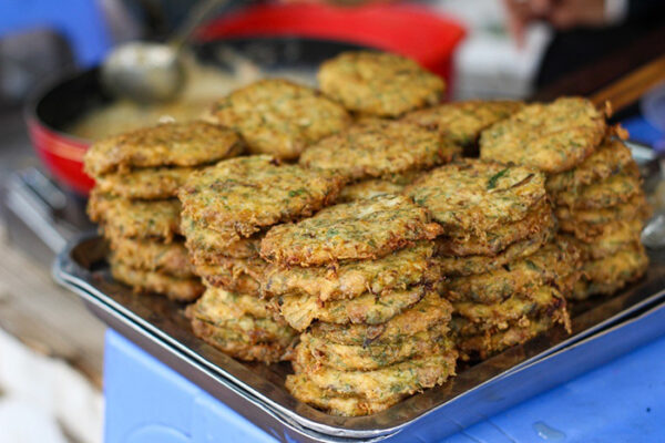 Mỗi miếng chả được làm từ rươi tươi, thịt heo xay, trứng gà, thì là, vỏ quýt và gia vị truyền thống, tạo nên hương vị béo ngậy, thơm dịu và đặc trưng khó quên.