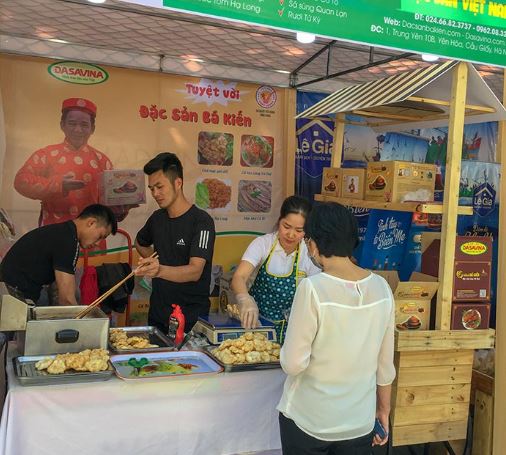 Khách hàng trải nghiệm sản phẩm tại hội chợ