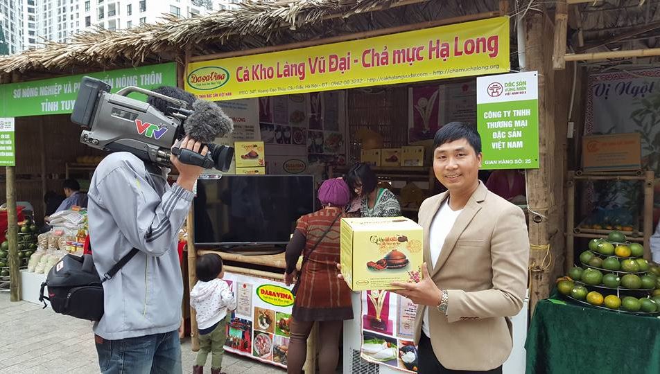 Giám đốc Nguyễn Bá Toàn tại hội chợ