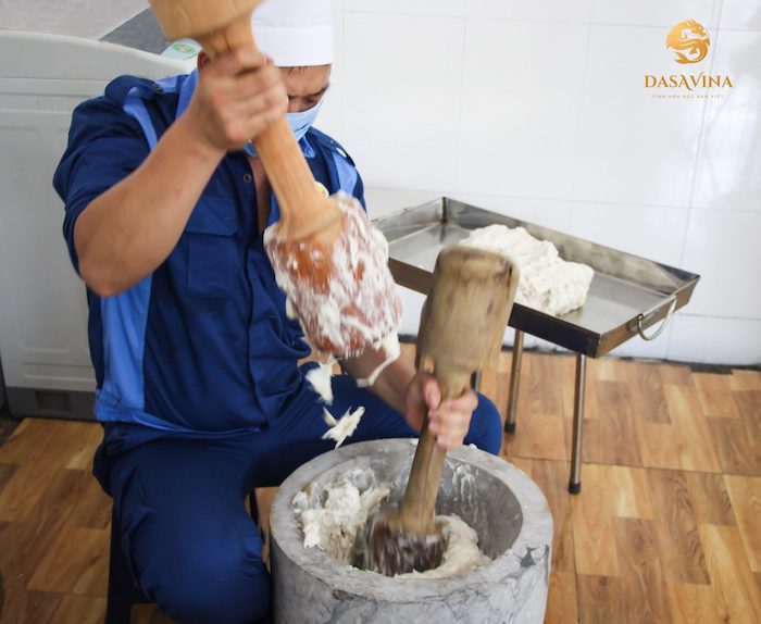 Chả mực giã tay tại cơ sở sản xuất Bá Kiến vẫn lưu giữ cách làm truyền thống bằng chày cối đá thật đều tay nhằm bảo đảm hương vị tươi ngon đến tận tay người tiêu dùng