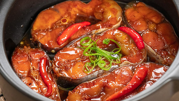 Món cá kho thơm ngào ngạt dễ dàng kết hợp với các món ăn khác nhau mang đến giá trị dinh dưỡng cao