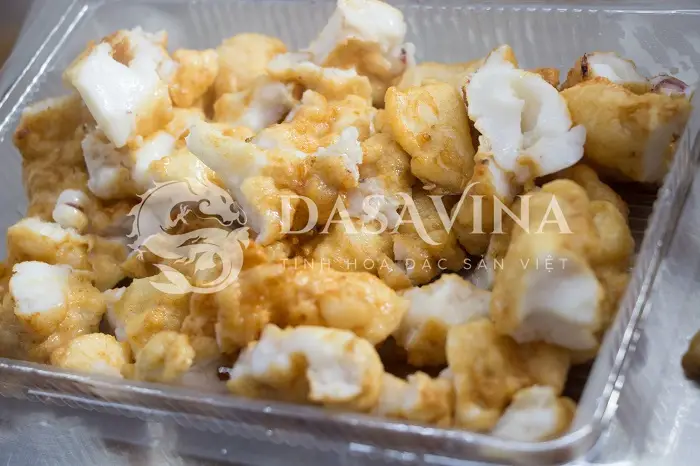 Chả mực DASAVINA mới chiên xong vàng ruộm tại hội chợ Việt Lào