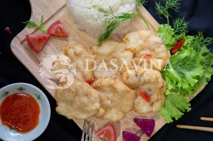 Chả mực chiên nóng chấm tương ớt là cách thưởng thức đậm vị quen thuộc