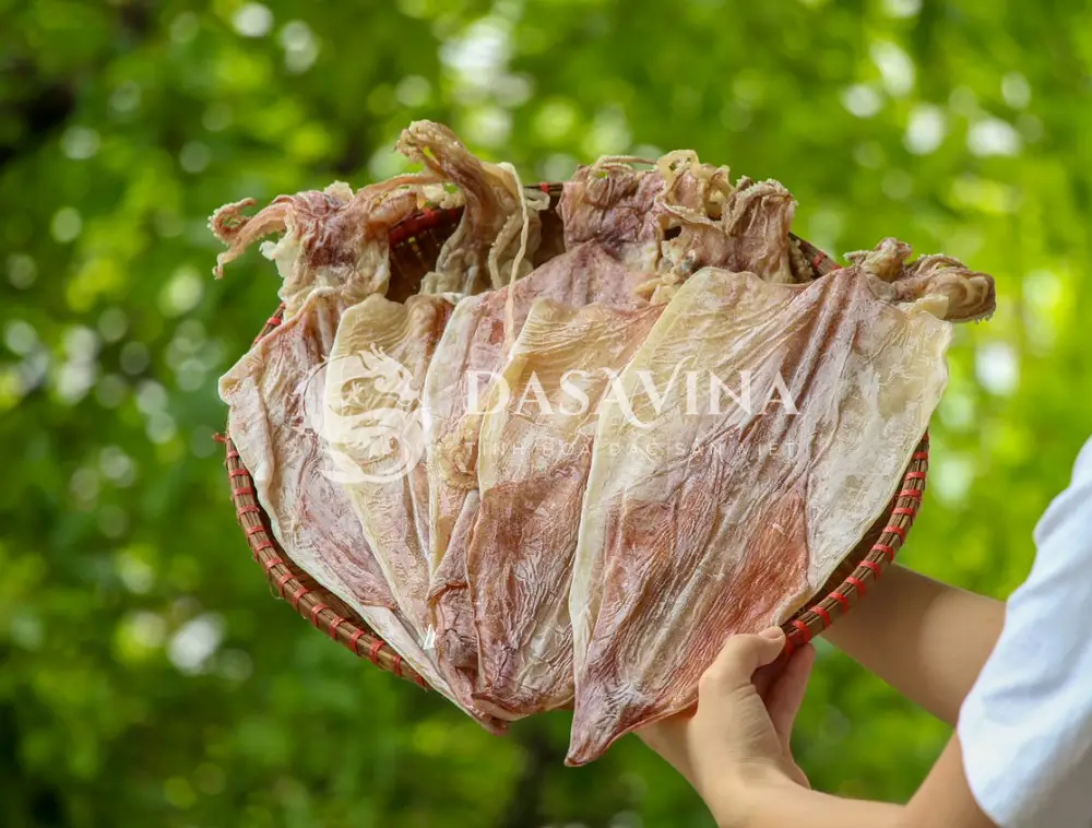 Khi mua mực khô, nên ưu tiên sản phẩm có nguồn gốc rõ ràng, đóng gói cẩn thận và dễ chọn size