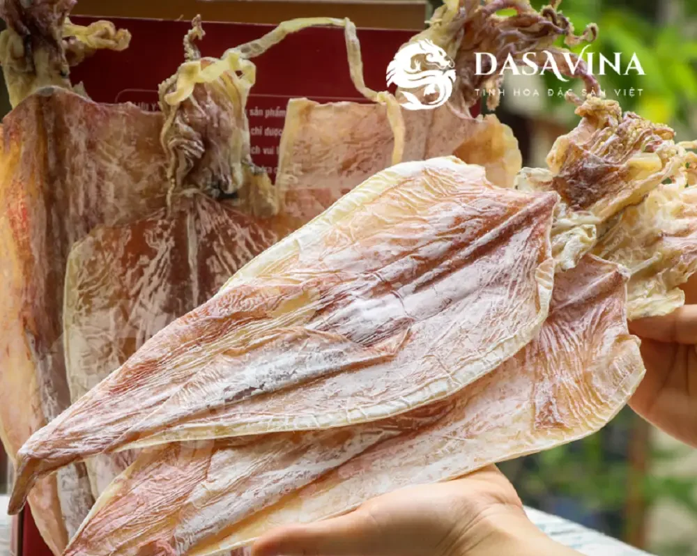 Muốn chọn đúng mực ngon, phải nhìn cả bụng mực, lớp phấn, độ khô ráo và hình dáng tổng thể