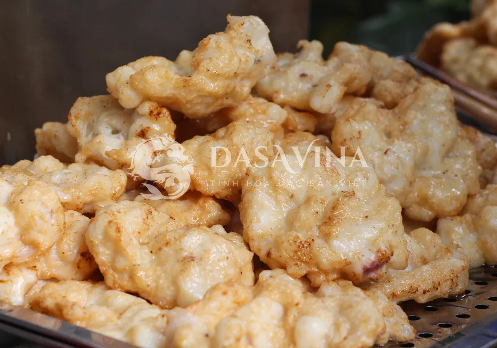 Miếng chả mực giã tay sau khi chiên sơ 90% của DASAVINA đạt tiêu chuẩn