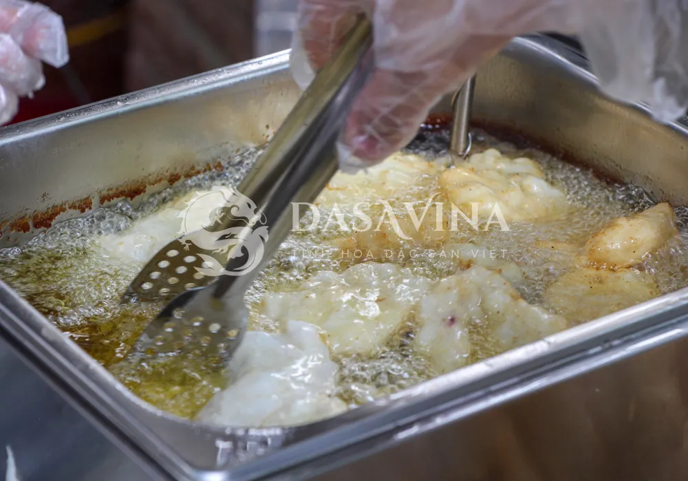 Việc chiên chả mực giã tay cũng phải đảm bảo chất lượng từ dầu ăn chất lượng