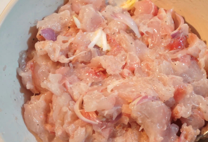 Cách chiên chả cá thu ngon cần có các nguyên liệu tươi mới, bạn nên sơ chế sẵn thịt cá để ướp chả cá cùng thịt xay cho thấm đều gia vị