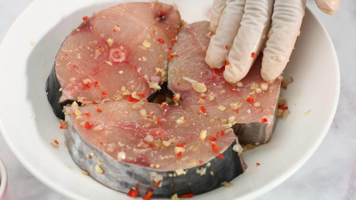 Những lát cá biển ướp đều gia vị khiến món kho trở nên đậm đà hơn