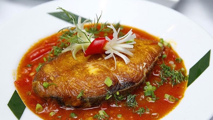 Cá biển kho cà chua với vị chua ngọt của cà chua thấm vào từng thớ cá khiến món ăn vô cùng ngon miệng, hao cơm