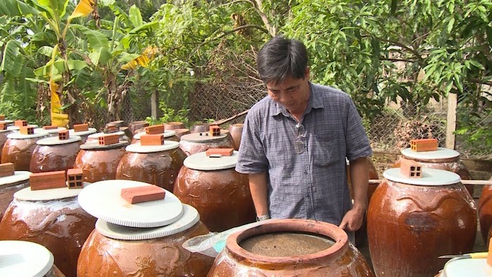 Mắm rươi trải qua nhiều công đoạn, quy trình để tạo nên đặc sản vừa ngon lại vừa độc đáo.