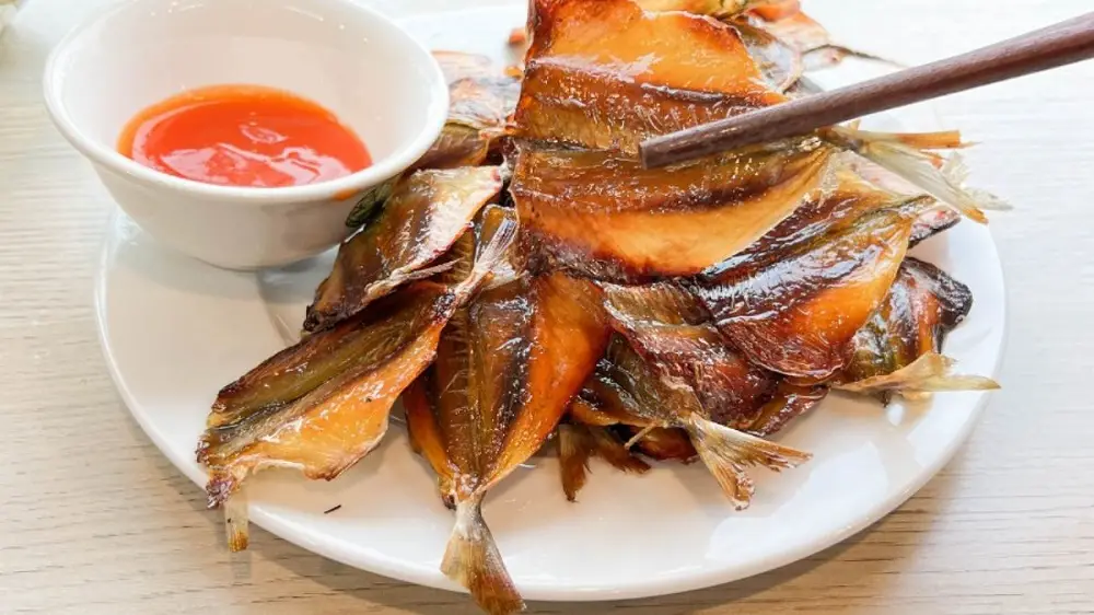 Cá chỉ vàng khô chiên ăn cùng tương ớt