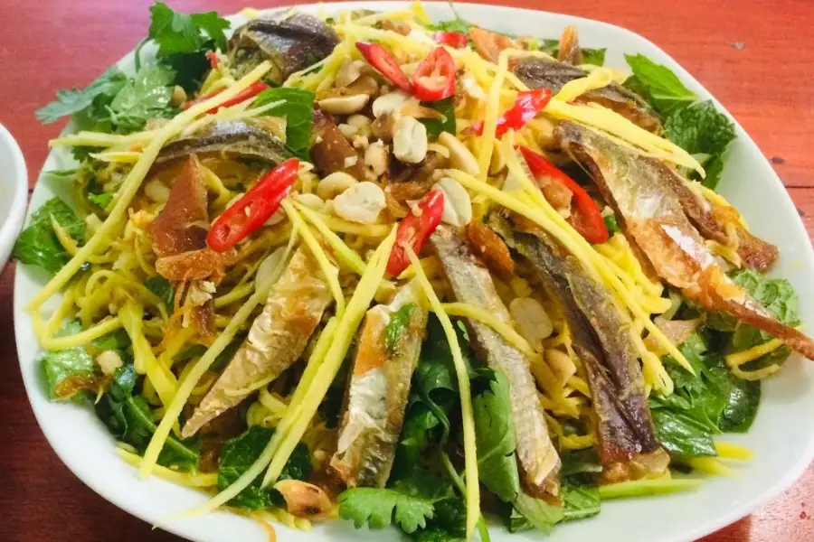 Gỏi xoài cá chỉ vàng khô chua cay dễ ăn