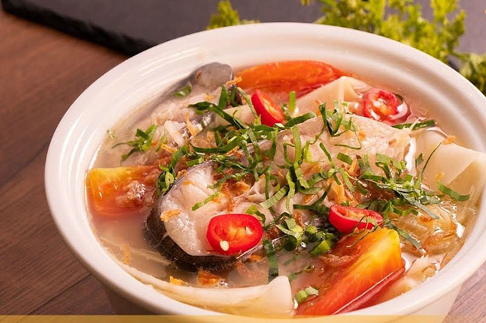 Một trong cách làm các món cá thu một nắng hấp dẫn không kém là nấu canh chua.
