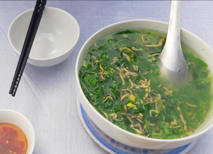 Canh rươi rau cải ăn cùng cơm nóng ngon đúng điệu