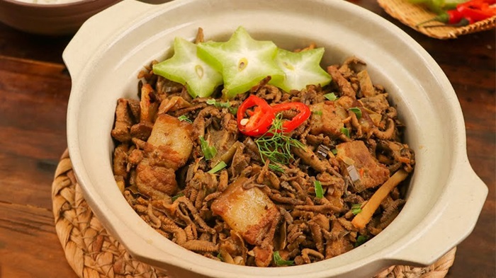 Rươi kho khế chua có sự kết hợp đa dạng về hương vị