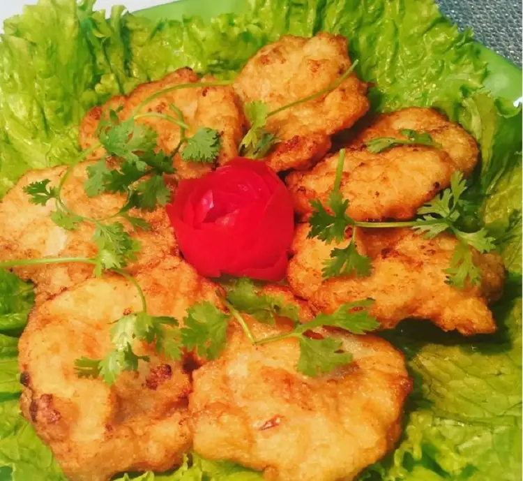 Bày chả mực truyền thống với rau xà lách và cà chua tỉa hoa