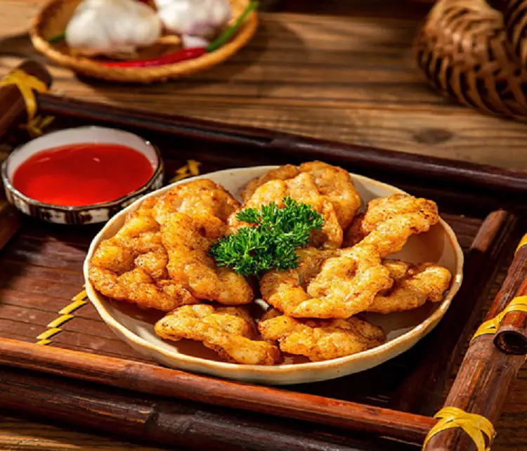 Chả mực vàng ruộm cùng bát chấm tương ớt đỏ tươi