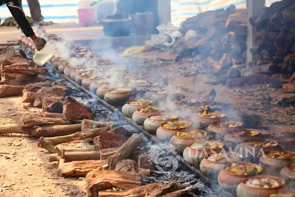 Nhân viên liên tục đứng kho cá để phục vụ đơn hàng lớn