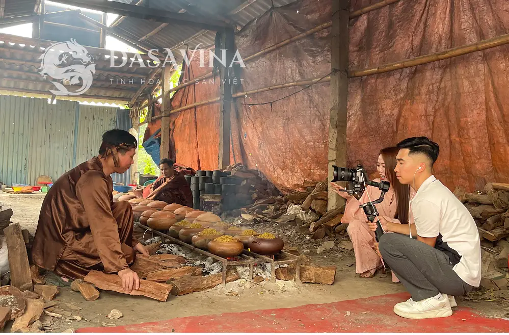 Anh Nguyễn Bá Toàn trực tiếp kho từng niêu cá tại cơ sở Cá kho Bá Kiến