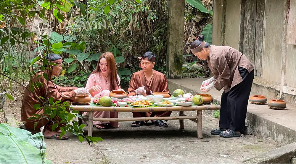 BTV Lan Anh trực tiếp trải nghiệm quy trình sắp xếp nguyên liệu của niêu cá làng Vũ Đại