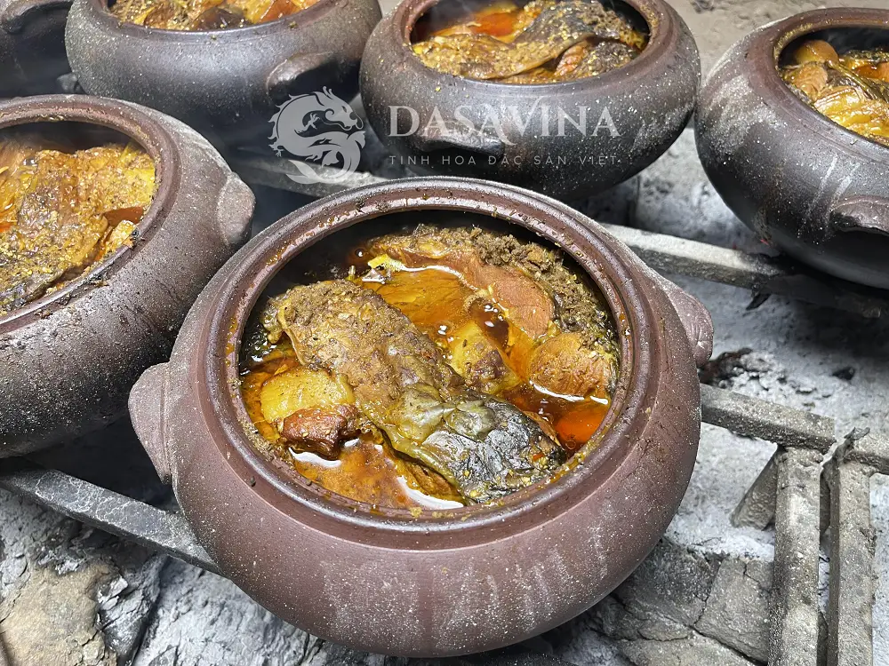 Cá kho Bá Kiến được kho trong nhiều giờ với lửa nhỏ