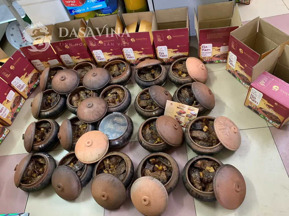 Cá kho Bá Kiến được nhân viên kiểm tra chất lượng trước khi giao hàng