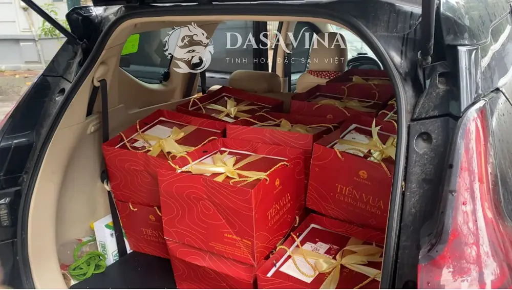 Cá kho Tiến Vua được đóng gói theo hướng quà tặng