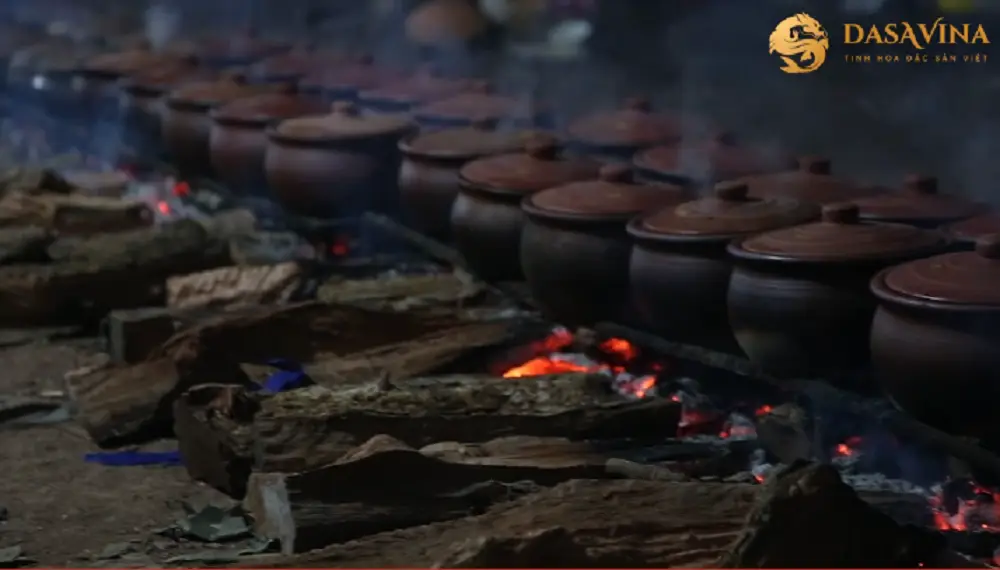 Các niêu Cá kho làng Vũ Đại được nấu ngay trong đêm để kịp tiến độ giao hàng