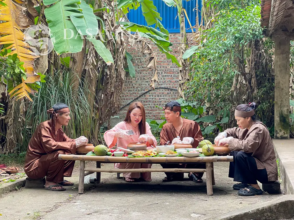 BTV Lan Anh cùng anh Nguyễn Bá Toàn chuẩn bị nguyên liệu kho cá