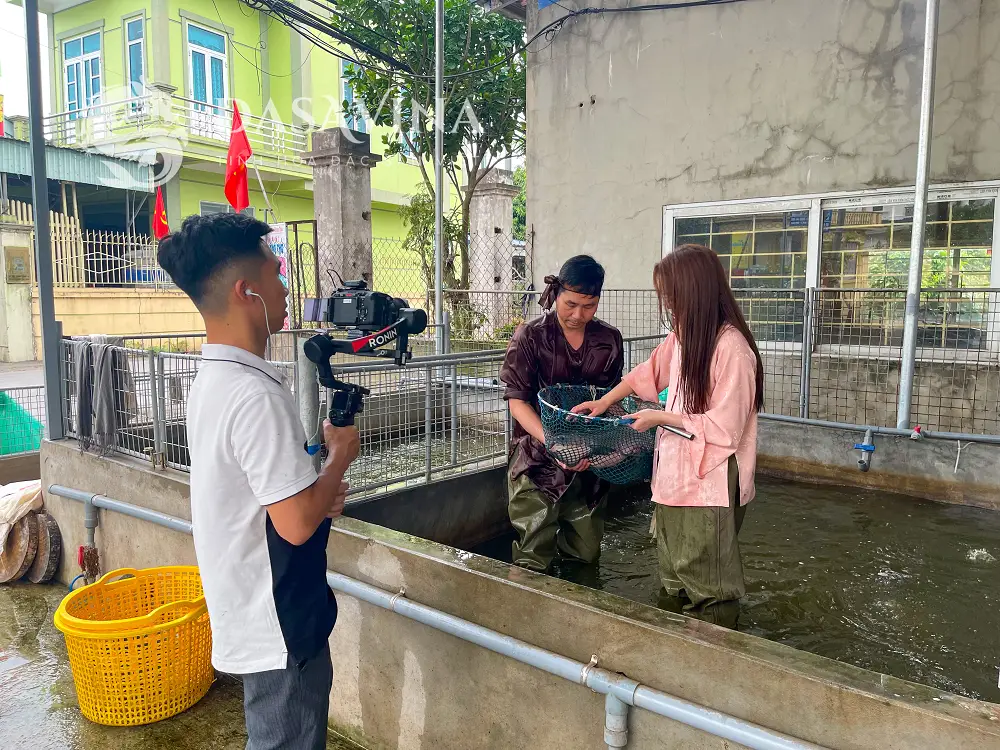 BTV Lan Anh trải nghiệm bắt cá trắm đen tại cơ sở Cá kho Bá Kiến