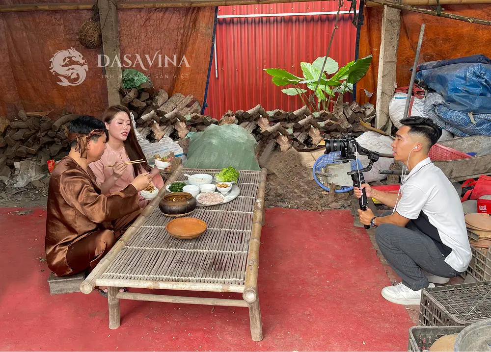 Chị Lan Anh thưởng thức niêu cá kho làng Vũ Đại