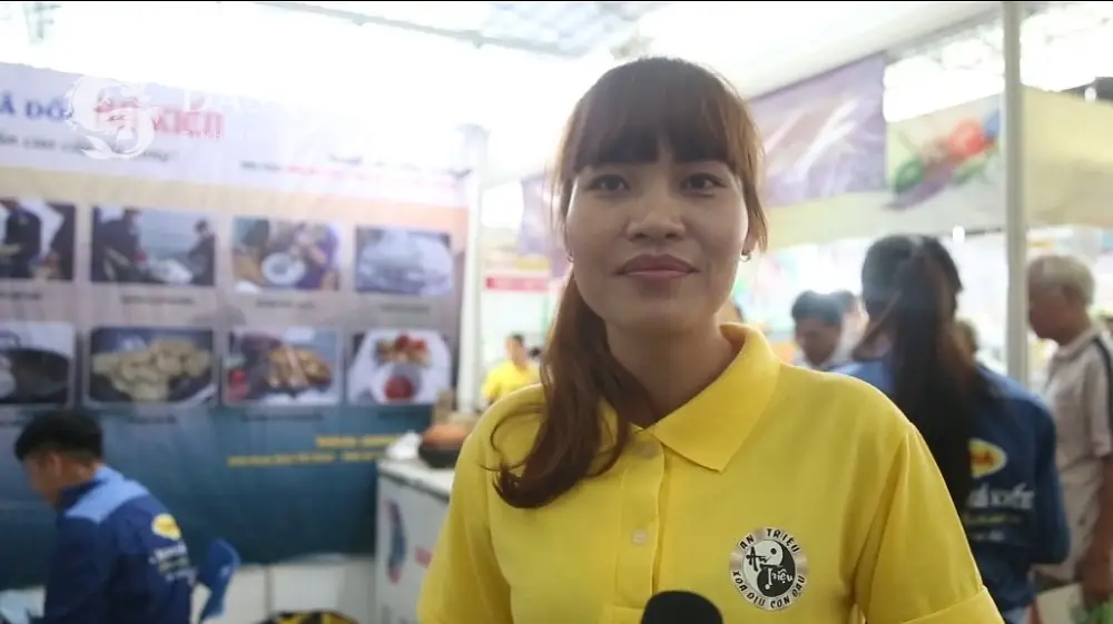 Chị Ngọc Hoa thể hiện sự hài lòng khi thấy rõ quy trình làm chả mực giã tay trực tiếp của DASAVINA