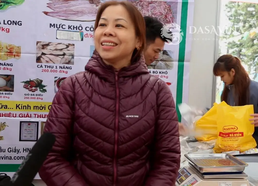 Cô Hoài được thấy tận mắt quy trình làm chả mực DASAVINA nên rất yên tâm