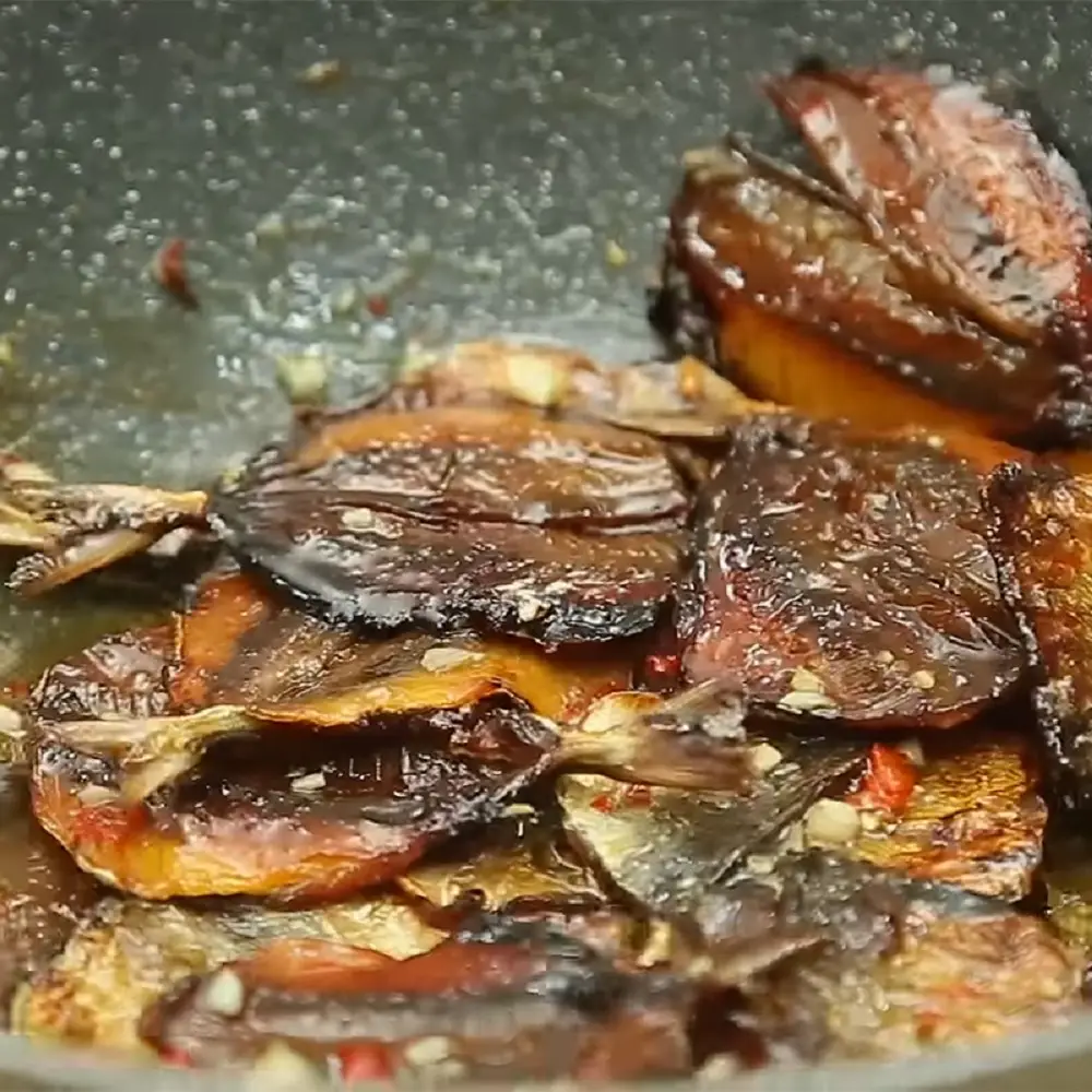 Nêm nếm lại lần cuối để món cá chỉ vàng khô sốt me hợp khẩu vị hơn