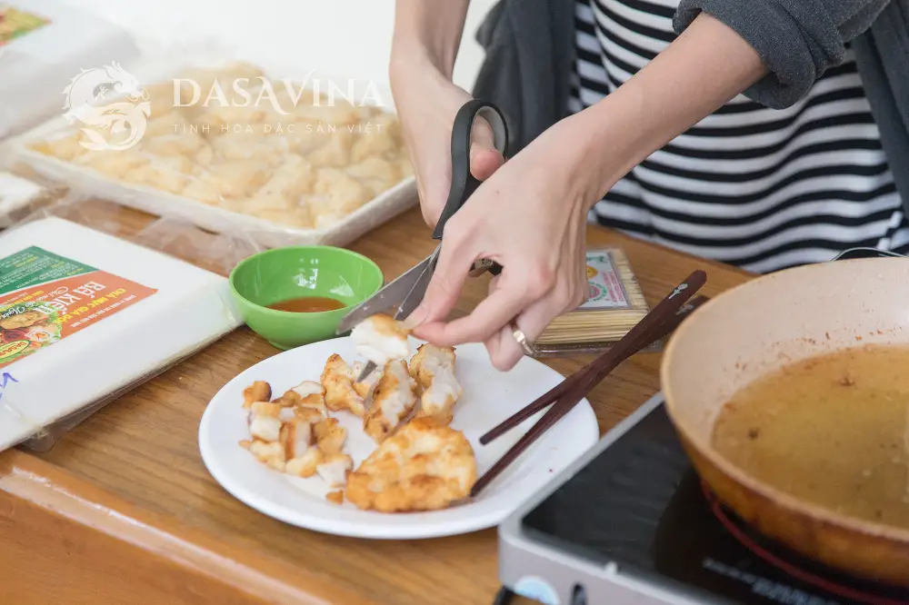 DASAVINA chiên trực tiếp chả mực Hạ Long và mời khách tham dự ăn thử miễn phí