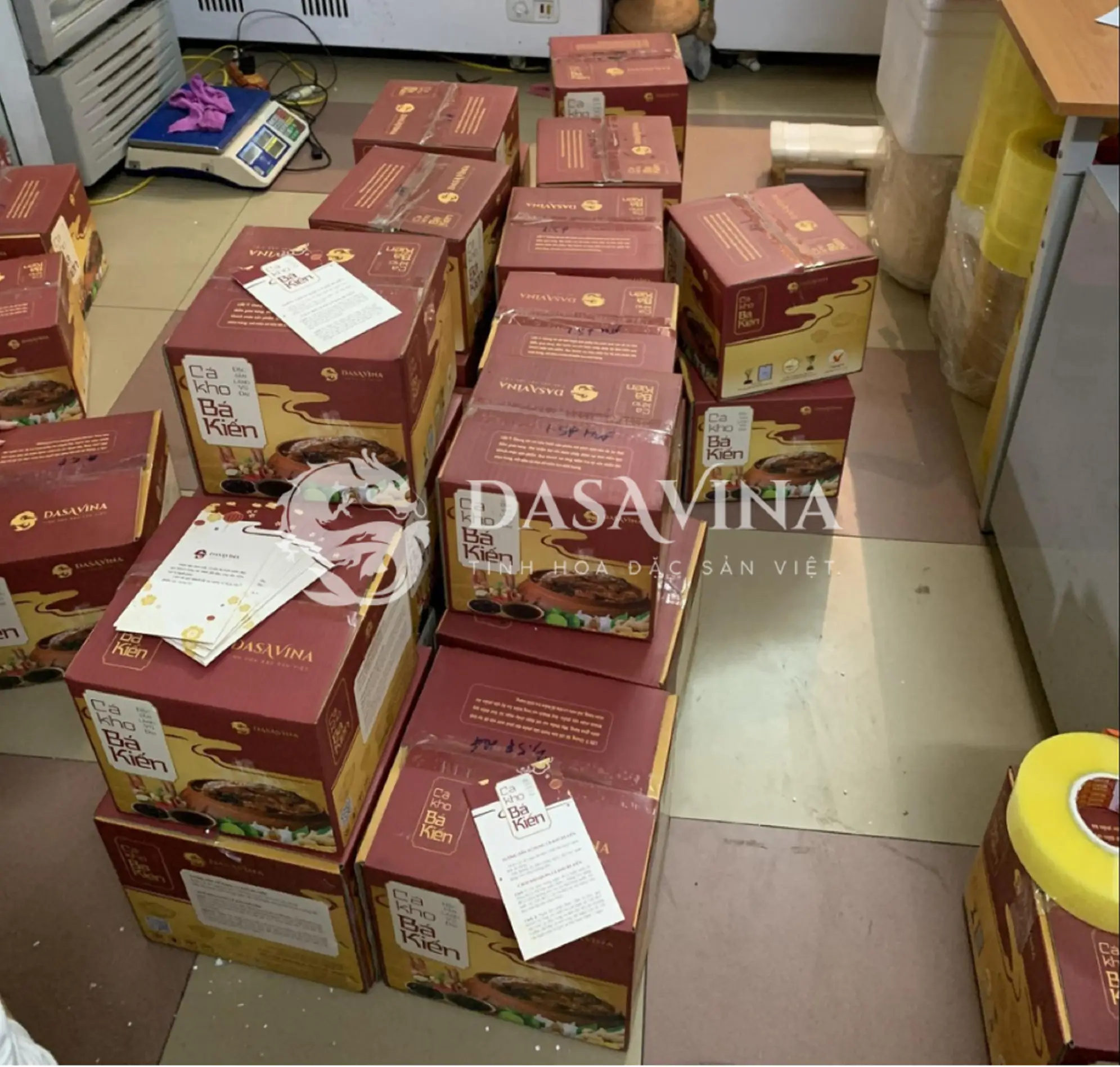 Đơn hàng cá kho được kiểm tra kỹ lưỡng kèm hướng dẫn sử dụng trước khi giao