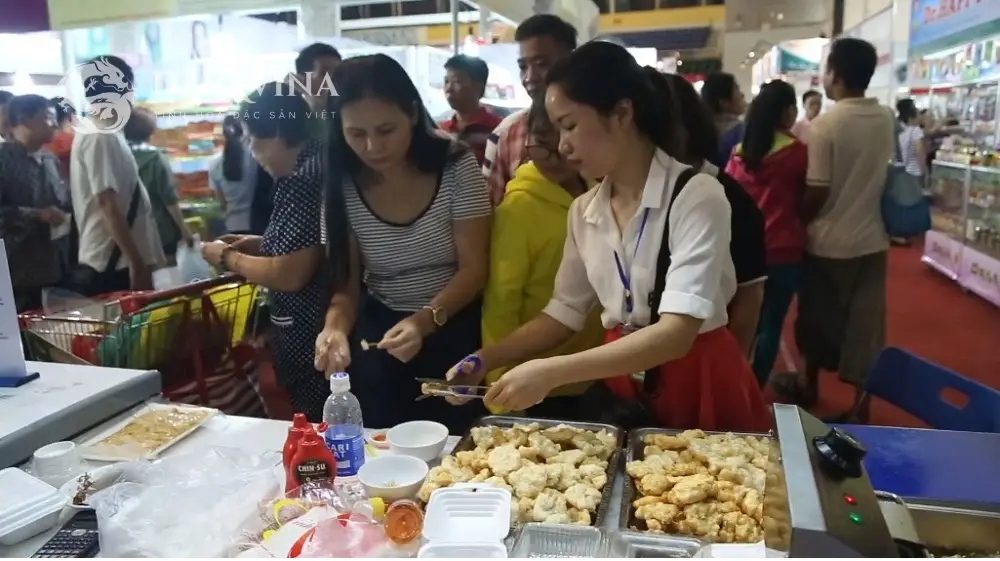 Gian hàng chả mực DASAVINA thu hút nhiều khách hàng từ người lớn đến trẻ nhỏ