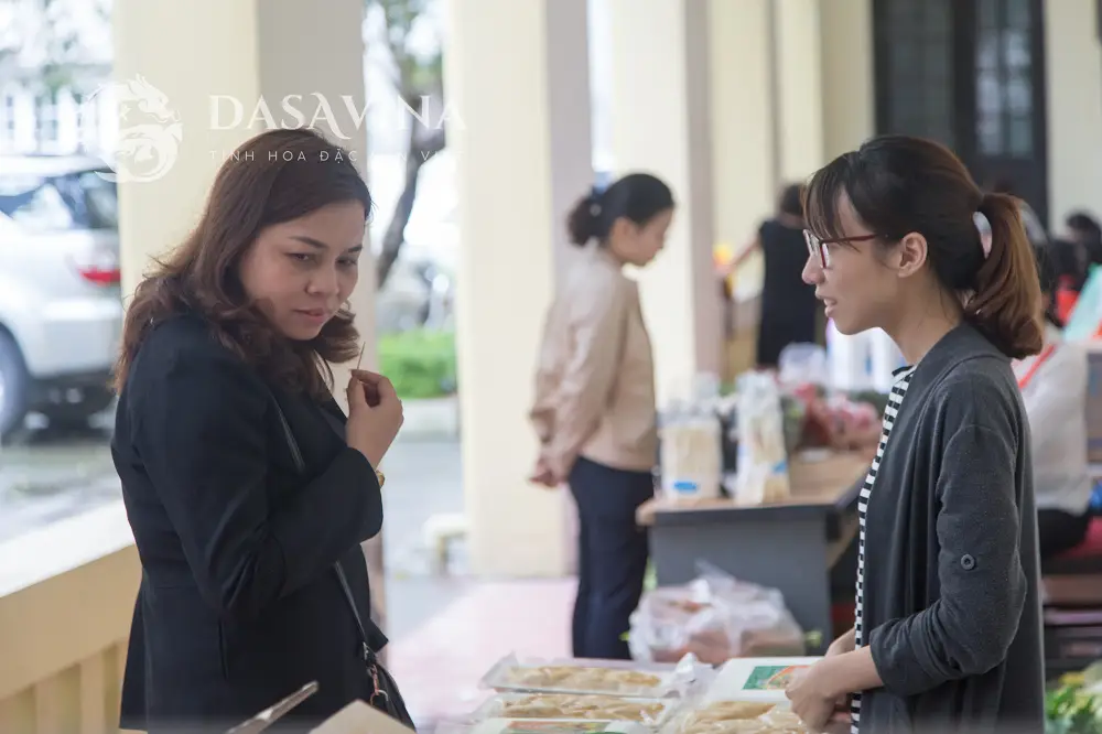 Khách tham dự ăn thử chả mực DASAVINA