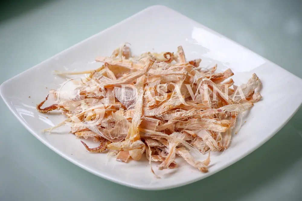 Mực khô được xé sợi nhỏ để khách hàng nếm thử tại gian hàng DASAVINA