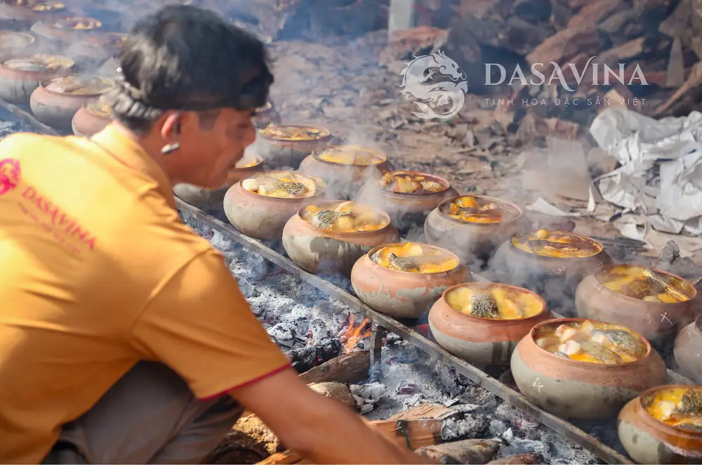 Nhân viên của Cá kho Bá Kiến luôn túc trực để kho cá ở làng Vũ Đại