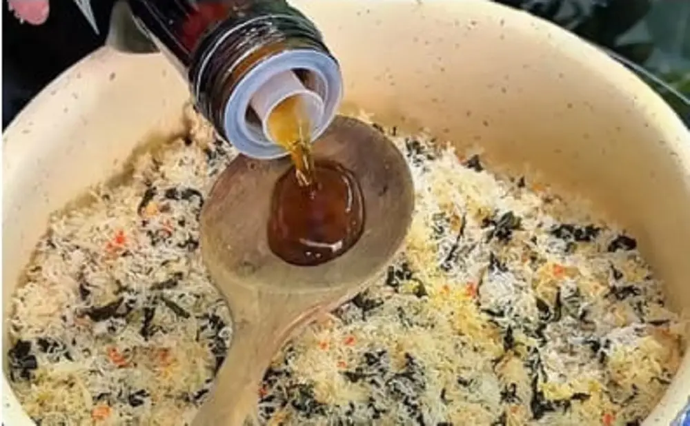 Rang ruốc tôm rong biển với một chút nước mắm để món ăn đậm vị hơn