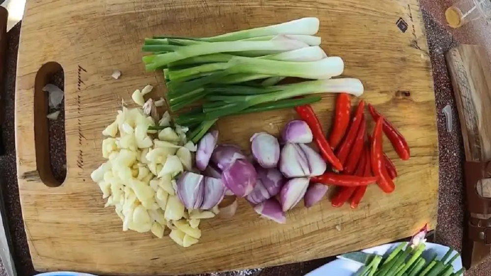Sơ chế hành tỏi ớt và các nguyên liệu phụ cho món cá chỉ vàng kho tiêu