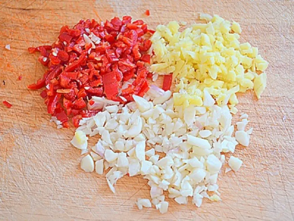 Sơ chế sạch sẽ các nguyên liệu cho món cá chỉ vàng khô sốt me