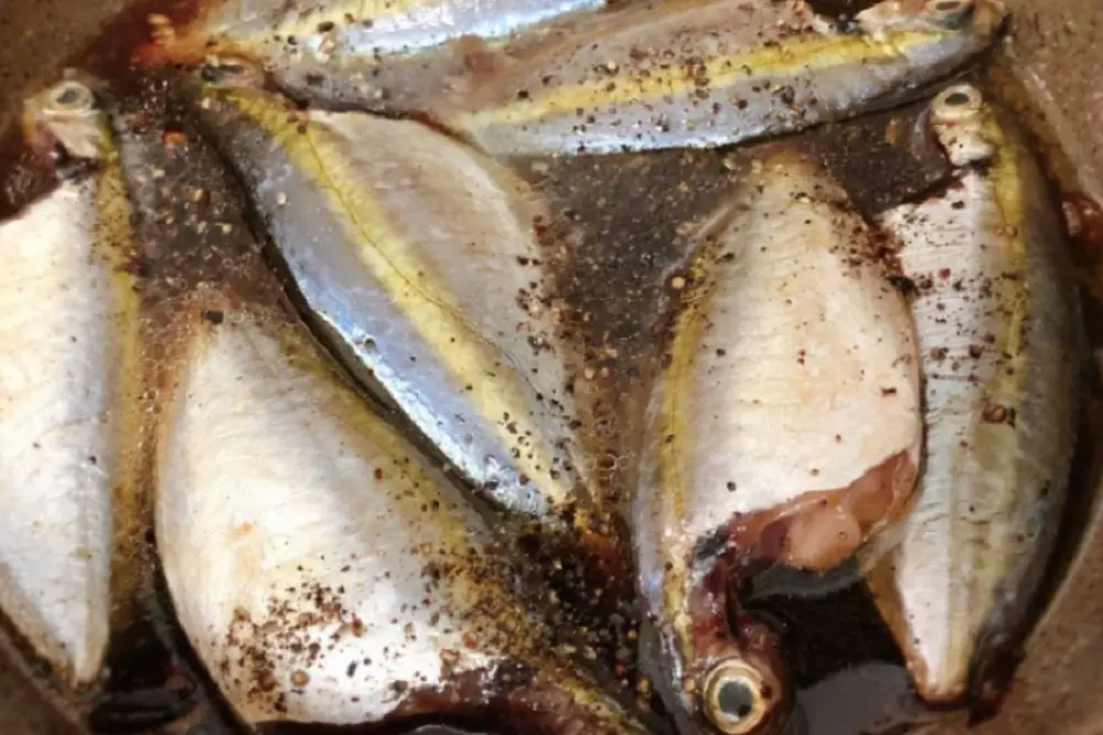 Ướp cá chỉ vàng với gia vị giúp món kho đậm vị hơn