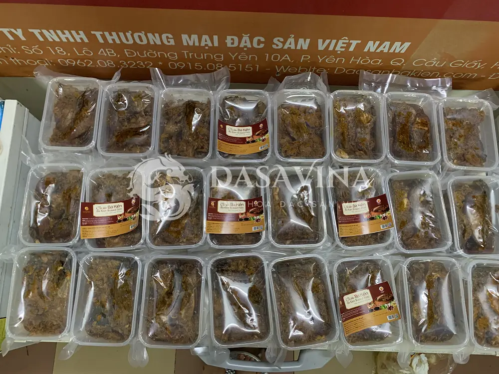 Cá kho Bá Kiến được chia hộp và hút chân không cẩn thận để gửi đi nước ngoài