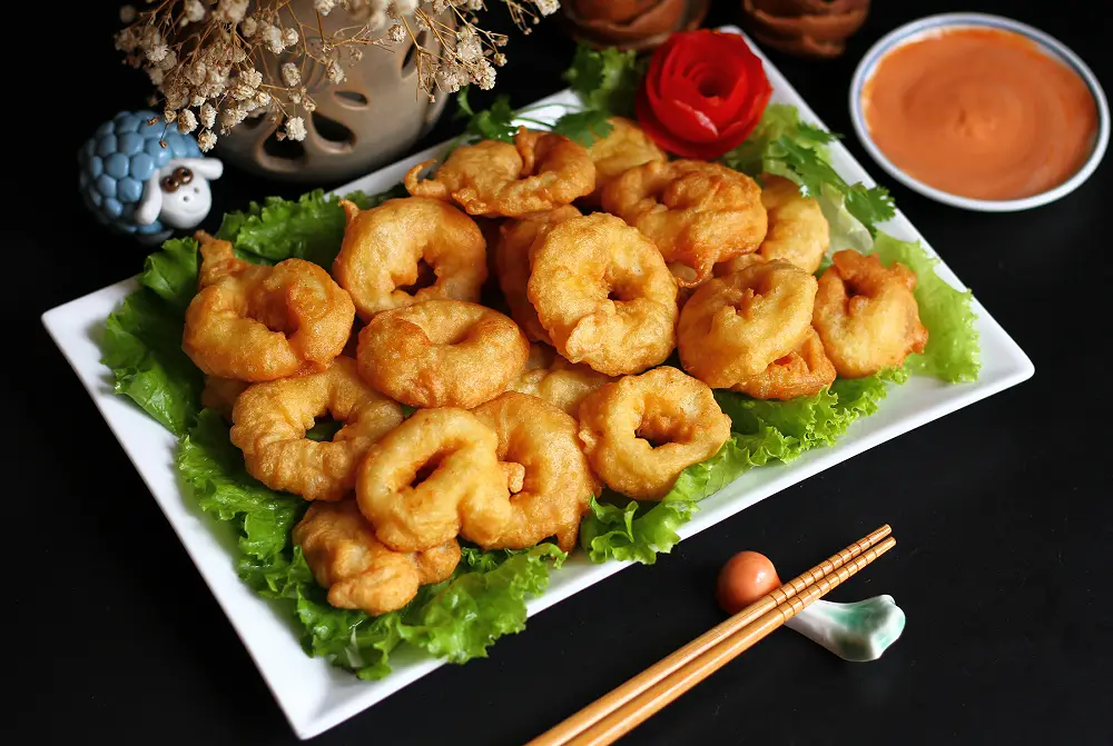 Mực một nắng chiên giòn chấm cùng tương ớt pha sốt mayonnaise