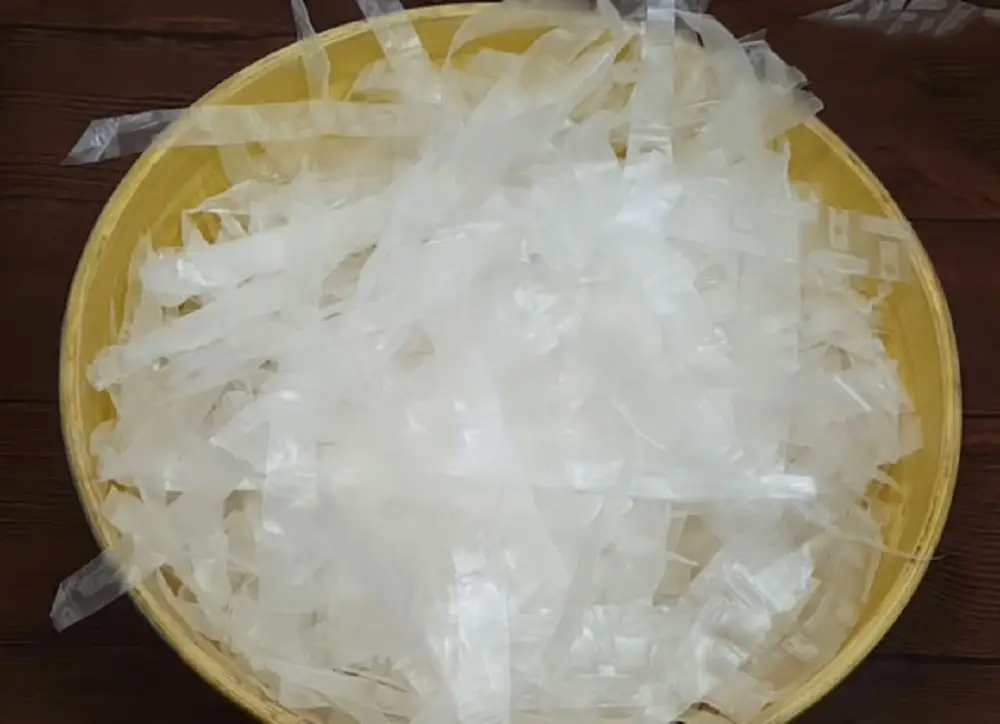 Cắt đều tay các sợi bánh tráng