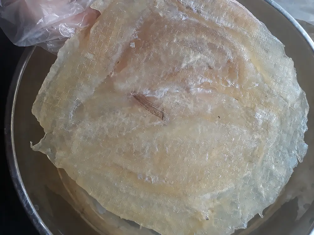 Ép và tạo hình cho từng miếng cá bò